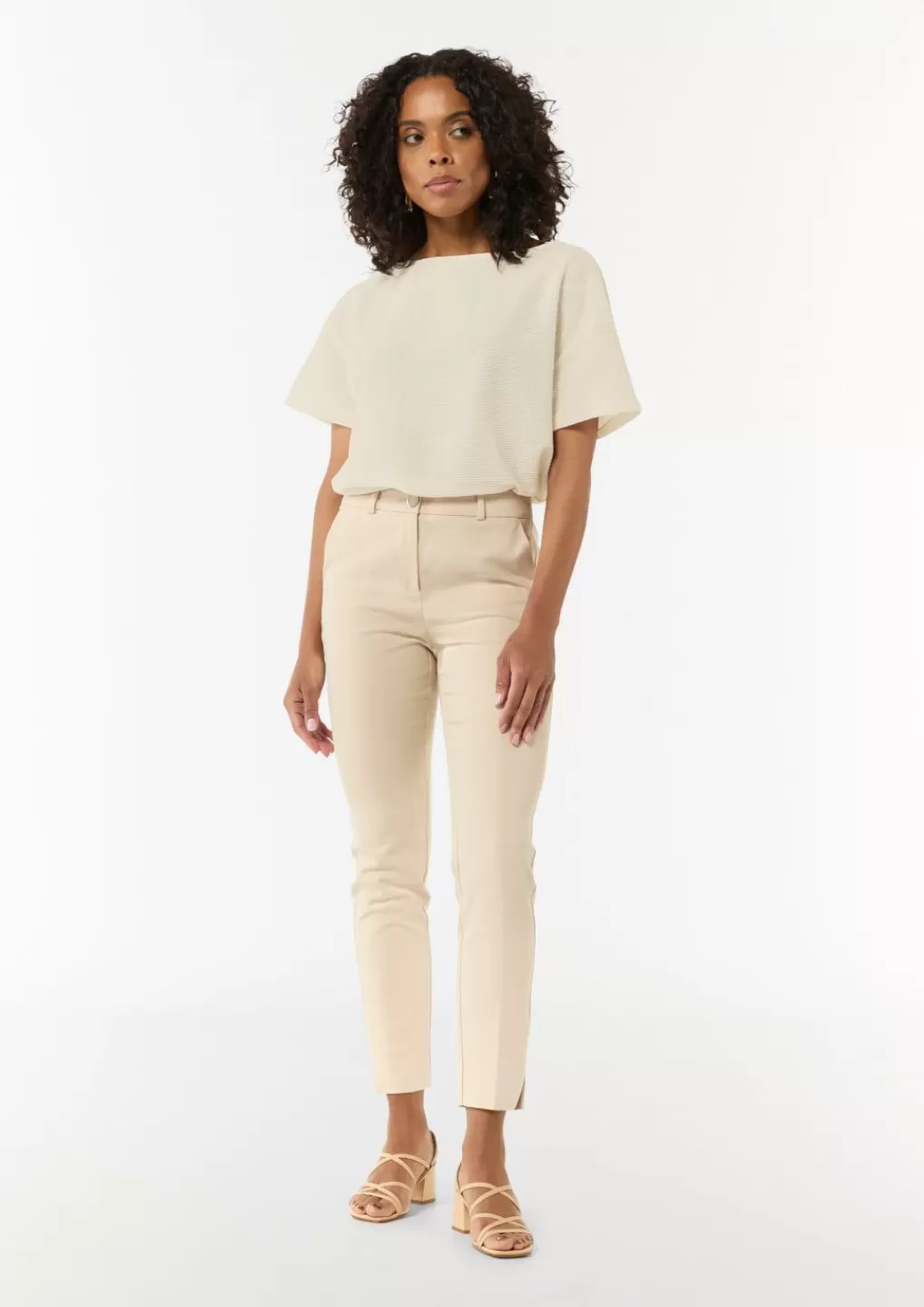 Shop T-shirt en fine maille à la coupe carrée avec encolure bateau T-shirts & Tops